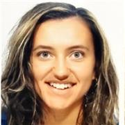 Italienische Studentin der Physik in Deutschland, die Kinder, Jugendliche und Erwachsene unterrichtet